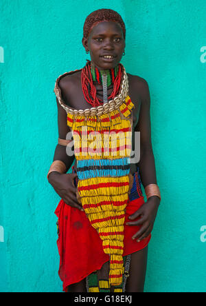 Tribu Hamer adolescente en vêtements traditionnels, vallée de l'Omo, Ethiopie, Turmi Banque D'Images