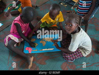 Tribu Nyangatom et toposas enfants à l'école, vallée de l'Omo, Ethiopie, Kangate Banque D'Images