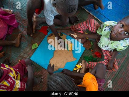 Tribu Nyangatom et toposas enfants à l'école, vallée de l'Omo, Ethiopie, Kangate Banque D'Images