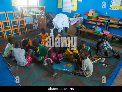 Tribu Nyangatom et toposas enfants à l'école, vallée de l'Omo, Ethiopie, Kangate Banque D'Images