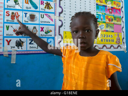 Tribu toposas girl à l'école, vallée de l'Omo, Ethiopie, Kangate Banque D'Images