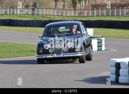 Jaguar Mk2 voiture de course sur la voie à Goodwood Banque D'Images