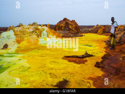 En face de l'homme loin paysage volcanique de couleur dans la région Afar, dépression Danakil, Dallol, Ethiopie Banque D'Images