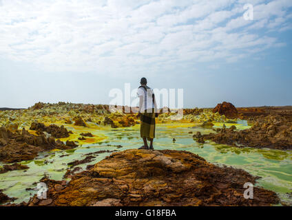 En face de l'homme loin paysage volcanique de couleur dans la région Afar, dépression Danakil, Dallol, Ethiopie Banque D'Images