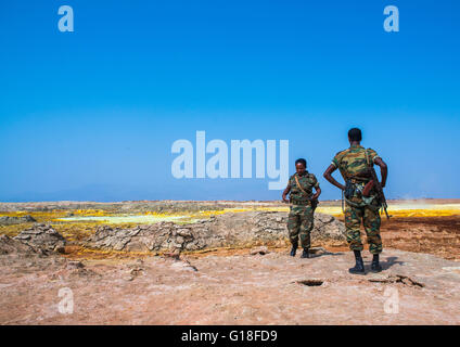 Des soldats éthiopiens en face de paysages volcaniques colorés dans la région Afar, dépression Danakil, Dallol, Ethiopie Banque D'Images