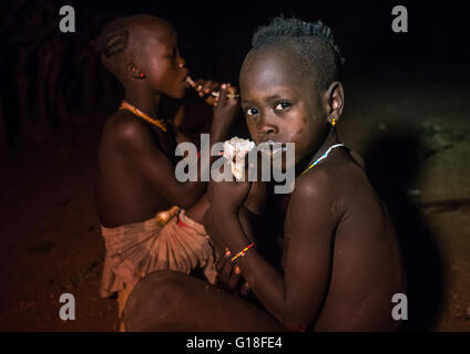 Tribu Hamer les garçons de manger de la viande de chèvre, vallée de l'Omo, Ethiopie, Turmi Banque D'Images