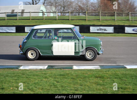 1964 Austin Mini Cooper voiture de course sur la voie à Goodwood Banque D'Images