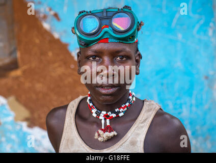 Avec l'homme de la tribu Bana googles de soudure utilisé comme un article de mode, vallée de l'Omo, Ethiopie, afer clés Banque D'Images