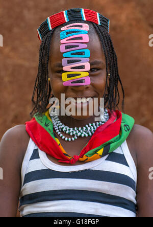 Portrait d'une tribu bana teenage girl with clips dans les cheveux, vallée de l'Omo, Ethiopie, afer clés Banque D'Images