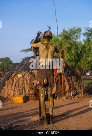 Homme avec un pansement Dassanech leopard skin pour dimi pour célébrer la cérémonie de circoncision des adolescents, la vallée de l'Omo, Omorate, et Banque D'Images