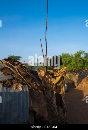 Dassanech homme avec léopard et plumes d'autruche au cours de coiffure cérémonie dimi pour célébrer la circoncision des adolescents, Omo v Banque D'Images