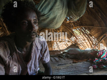 Afar tribe homme dans sa hutte, région Afar, Ethiopie, Afambo Banque D'Images