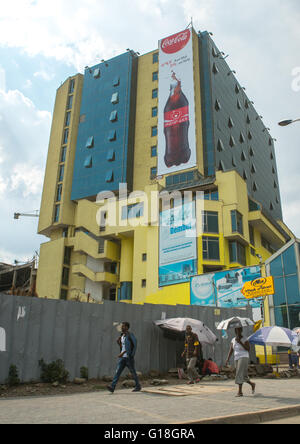 Billboard géant de coca cola sur le côté d'un centre commercial, Addis Abeba, Addis Abeba, Ethiopie Banque D'Images