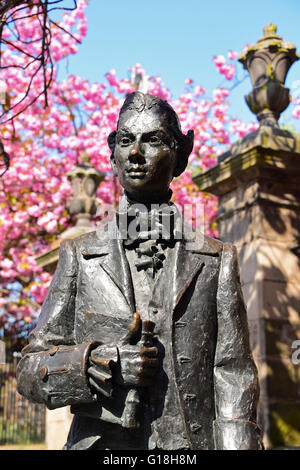 Edinburgh, Ecosse, Royaume-Uni, 10 mai, 2016. Météo France : La statue du poète écossais du 18e siècle Robert Fergusson dans Edinburgh's Royal Mile baigné de soleil du printemps, de crédit : Ken Jack / Alamy Live News Banque D'Images