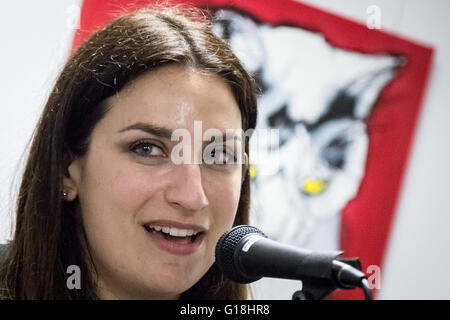 Londres, Royaume-Uni. 10 mai, 2016. Luciana Berger MP Ministre du Cabinet de l'ombre pour la santé mentale à l'étage Studio ouvre officiellement un nouvel art studio basé à Croydon pour les gens d'exprimer leurs talents à travers les arts qui, pour des raisons de santé mentale ou de détresse émotionnelle choisissent de ne pas participer dans les arts traditionnels de crédit institutions : Guy Josse/Alamy Live News Banque D'Images