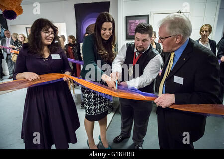 Londres, Royaume-Uni. 10 mai, 2016. Luciana Berger MP Ministre du Cabinet de l'ombre pour la santé mentale à l'étage Studio ouvre officiellement un nouvel art studio basé à Croydon pour les gens d'exprimer leurs talents à travers les arts qui, pour des raisons de santé mentale ou de détresse émotionnelle choisissent de ne pas participer dans les arts traditionnels de crédit institutions : Guy Josse/Alamy Live News Banque D'Images