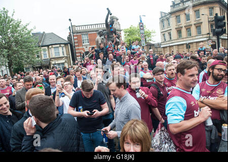 London UK. 10 mai 2016 West Ham joue & Fans arrivent pour tout dernier match à Upton Park Crédit : Michael Tubi/Alamy Live News Banque D'Images