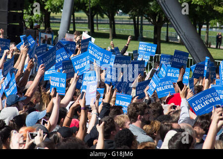 Stockton, Californie, USA. 10 mai, 2016. Une foule de vagues signes de campagne avant de Bernie Sanders a parlé à un rassemblement mardi matin. Crédit : John Orvis/Alamy Live News Banque D'Images