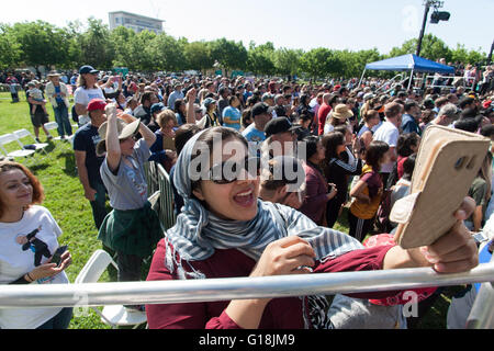 Stockton, Californie, USA. 10 mai, 2016. Sadia Khan de Stockton a pris des photos de Bernie Sanders pendant un rassemblement mardi matin. Crédit : John Orvis/Alamy Live News Banque D'Images