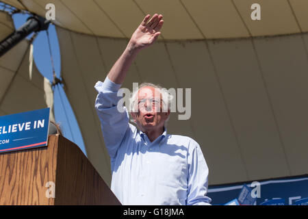 Stockton, Californie, USA. 10 mai, 2016. Bernie Sanders vagues en arrivant à un grand rassemblement à Stockton, mardi matin. Crédit : John Orvis/Alamy Live News Banque D'Images