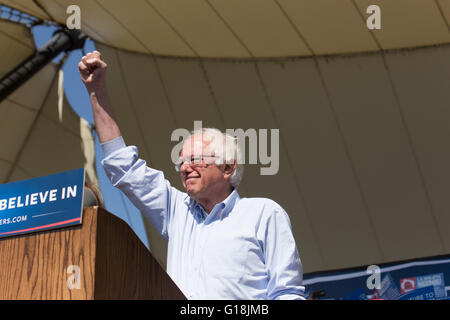 Stockton, Californie, USA. 10 mai, 2016. Bernie Sanders vagues en arrivant à un grand rassemblement à Stockton, mardi matin. Crédit : John Orvis/Alamy Live News Banque D'Images