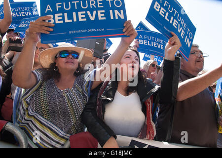 Stockton, Californie, USA. 10 mai, 2016. Partisans cheer sur Bernie Sanders' arrivée à un rassemblement à Stockton, mardi matin. Crédit : John Orvis/Alamy Live News Banque D'Images