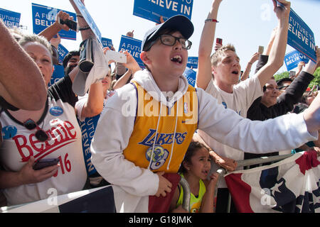 Stockton, Californie, USA. 10 mai, 2016. Un garçon se tient sur la clôture métallique et des acclamations comme Bernie Sanders parle lors de son rassemblement à Stockton, mardi. Crédit : John Orvis/Alamy Live News Banque D'Images