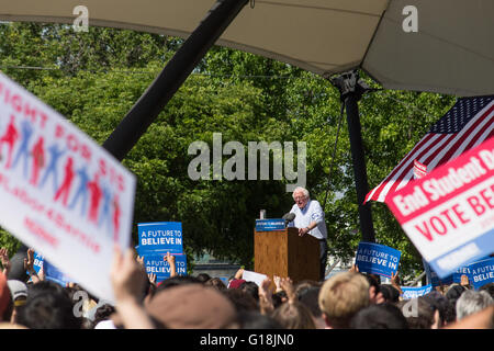 Stockton, Californie, USA. 10 mai, 2016. Bernie Sanders traite d'une foule pendant un rassemblement à Stockton, mardi. Crédit : John Orvis/Alamy Live News Banque D'Images