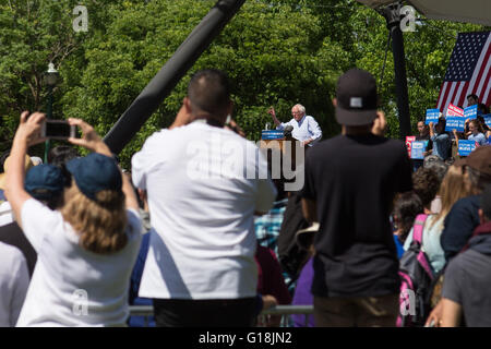 Stockton, Californie, USA. 10 mai, 2016. Bernie Sanders traite d'une foule pendant un rassemblement à Stockton, mardi. Crédit : John Orvis/Alamy Live News Banque D'Images