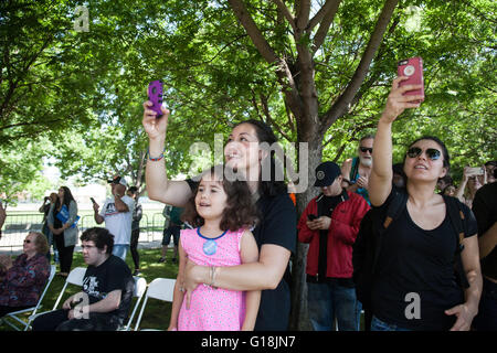 Stockton, Californie, USA. 10 mai, 2016. Bell Candida détient sa fille Paloma en regardant Bernie Sanders. Ils ont voyagé de Oakland pour le regarder parler à un rassemblement à Stockton, CA. Crédit : John Orvis/Alamy Live News Banque D'Images