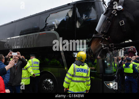 Londres, Royaume-Uni. 10 mai, 2016. Le club de football de West Ham United Manchester attaque hooligans coach. Londres, Royaume-Uni. Mai 10th, 2016. Credit : Emanuele Giovagnoli/Alamy Live News Banque D'Images