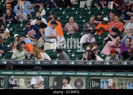 Houston, TX, USA. 10 mai, 2016. Astros de Houston fans réagissent à une chauve-souris qui s'envola dans les tribunes au cours de la première manche de la Ligue Majeure de Baseball le match entre les Indians de Cleveland et les Astros de Houston au Minute Maid Park de Houston, TX. Les Indiens et les Astros sont à égalité 0-0 Tim Warner/CSM/Alamy Live News Banque D'Images