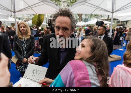 Londres, Royaume-Uni. 10 mai 2016. Tim Burton signe des autographes à ses fans et pose pour des photos la première européenne du nouveau film de Walt Disney Studios 'Alice à travers le miroir' à Londres de Leicester Square. Wiktor Szymanowicz/Alamy Live News Banque D'Images