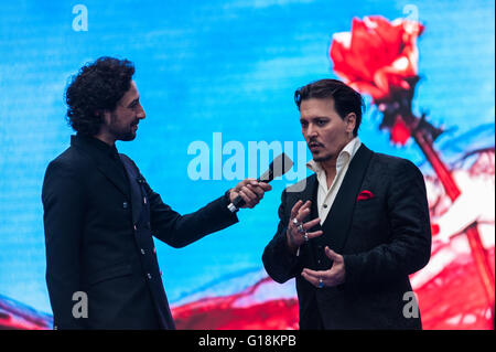 Londres, Royaume-Uni. 10 mai 2016. Johnny Depp sur la scène lors de la première du film de "Alice à travers le miroir' à Londres de Leicester Square. Wiktor Szymanowicz/Alamy Live News Banque D'Images