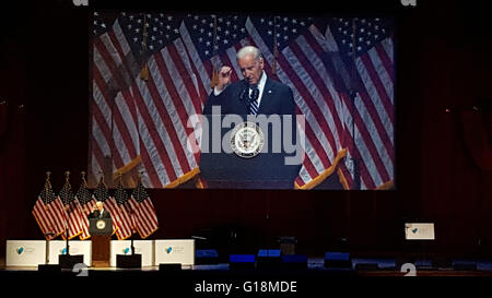 New York, New York, USA. 10 mai, 2016. L'Otherspace Fondation coeur joyeux honneurs Vice-président Joseph Biden à Gala Révolution joyeuse dans la ville de New York. Credit : Bruce Cotler/Globe Photos/ZUMA/Alamy Fil Live News Banque D'Images