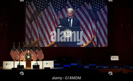 New York, New York, USA. 10 mai, 2016. L'Otherspace Fondation coeur joyeux honneurs Vice-président Joseph Biden à Gala Révolution joyeuse dans la ville de New York. Credit : Bruce Cotler/Globe Photos/ZUMA/Alamy Fil Live News Banque D'Images