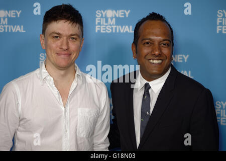 Sydney, Australie. Le 11 mai, 2016. Directeur, Abe Forsythe (sous) et directeur du Festival Nashen Moodley arrivent au 63e Festival du film de Sydney lancement officiel du programme au bureau des douanes. Sydney Film Festival est l'un des plus anciens festivals de cinéma, et est un événement majeur sur la Nouvelle Galles du Sud calendrier culturel. Credit : Hugh Peterswald/Pacific Press/Alamy Live News Banque D'Images