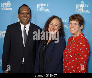 Sydney, Australie. Le 11 mai, 2016. Directeur du Festival Nashen Moodley, producteur, Mitzi Goldman (Nuit) Histoires de perroquet et gestionnaire des programmes du MFS, Jenny voisin arrivent à la 63ème Festival du film de Sydney lancement officiel du programme au bureau des douanes. Sydney Film Festival est l'un des plus anciens festivals de cinéma, et est un événement majeur sur la Nouvelle Galles du Sud calendrier culturel. Credit : Hugh Peterswald/Pacific Press/Alamy Live News Banque D'Images