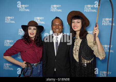 Sydney, Australie. Le 11 mai, 2016. Directeur du Festival Nashen Moodley, Bella trouble et Julia Rose poser pour la photographie au 63e Festival du film de Sydney lancement officiel du programme au bureau des douanes. Sydney Film Festival est l'un des plus anciens festivals de cinéma, et est un événement majeur sur la Nouvelle Galles du Sud calendrier culturel. Credit : Hugh Peterswald/Pacific Press/Alamy Live News Banque D'Images