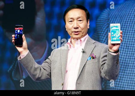 Tokyo, Japon. Le 11 mai, 2016. Kaoru Kato, Président-directeur général de NTT DOCOMO Inc., parle à l'occasion du lancement de 7 nouveaux appareils mobiles pour l'été 2016 le 11 mai 2016, Tokyo, Japon. DOCOMO a annoncé de nouvelles cinq smartphones, une tablette et un routeur Wi-Fi mobile, et a également présenté un plan de service HD VoLTE qui permet aux utilisateurs de faire des appels vocaux de grande qualité et des appels vidéo au Japon. Credit : Rodrigo Reyes Marin/AFLO/Alamy Live News Banque D'Images