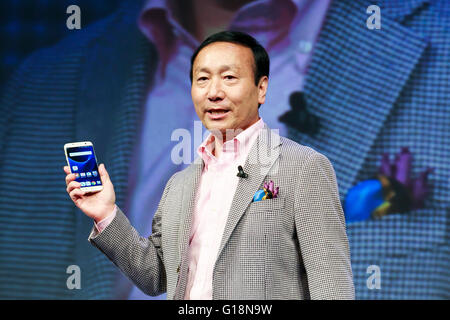 Tokyo, Japon. Le 11 mai, 2016. Kaoru Kato, Président-directeur général de NTT DOCOMO Inc., parle à l'occasion du lancement de 7 nouveaux appareils mobiles pour l'été 2016 le 11 mai 2016, Tokyo, Japon. DOCOMO a annoncé de nouvelles cinq smartphones, une tablette et un routeur Wi-Fi mobile, et a également présenté un plan de service HD VoLTE qui permet aux utilisateurs de faire des appels vocaux de grande qualité et des appels vidéo au Japon. Credit : Rodrigo Reyes Marin/AFLO/Alamy Live News Banque D'Images