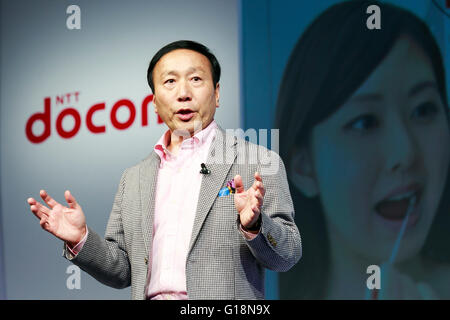 Tokyo, Japon. Le 11 mai, 2016. Kaoru Kato, Président-directeur général de NTT DOCOMO Inc., parle à l'occasion du lancement de 7 nouveaux appareils mobiles pour l'été 2016 le 11 mai 2016, Tokyo, Japon. DOCOMO a annoncé de nouvelles cinq smartphones, une tablette et un routeur Wi-Fi mobile, et a également présenté un plan de service HD VoLTE qui permet aux utilisateurs de faire des appels vocaux de grande qualité et des appels vidéo au Japon. Credit : Rodrigo Reyes Marin/AFLO/Alamy Live News Banque D'Images