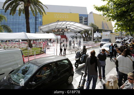 L'entrée de la palais des festivals à venir du 69e Festival du Film de Cannes (France) le 10 mai 2016 | Verwendung weltweit Banque D'Images