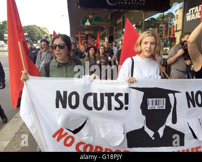 Sydney, Australie. Le 11 mai, 2016. Les étudiants qui protestaient Sydney 2016 mars les compressions budgétaires sur le chemin piétonnier à Broadway après leur force de police de la circulation. Credit : Bernadette Smith/Alamy Live News Banque D'Images