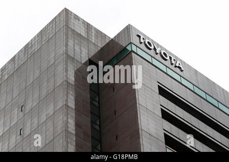 Tokyo, Japon. Le 11 mai, 2016. Toyota Motor Corp. une pancarte sur l'affichage à l'extérieur de son siège social où une conférence de presse du Président et chef de Akio Toyoda a expliqué sur un profit record sur son exercice le 11 mai 2016, Tokyo, Japon. Toyota Motor Corp. a annoncé un bénéfice record de 2,31 milliards de yens ($21,3 milliards) pour son exercice se terminant le 31 mars. C'était en hausse de 6,4  % de la 2,17 billions de yens de l'année précédente, mais le géant de la carmaker a averti qu'elle s'attend à une baisse de 35  % des bénéfices pour l'exercice en cours, à 1,5 billions de yens. © Rodrigo Reyes Marin/AFLO/Alamy vivre Banque D'Images