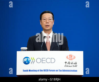 Beijing, Chine. Le 11 mai, 2016. Le vice-Premier ministre chinois Zhang Jaili aborde la cérémonie d'ouverture de la dixième Réunion du Forum de l'OCDE sur l'Administration fiscale à Beijing, Chine, le 11 mai 2016. Credit : Wang Ye/Xinhua/Alamy Live News Banque D'Images