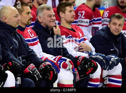 Moscou, Fédération de Russie. Le 11 mai, 2016. Les joueurs et entraîneurs tchèques (L-R) Jiri Kalous, Tomas Plekanec, Vladimir Vujtek, Roman Cervenka, Josef Jandac tchèque de l'équipe de hockey nationale posent pour la photo pendant le Championnat du Monde de Hockey sur glace à Moscou, Russie, le 11 mai 2016. © Roman Vondrous/CTK Photo/Alamy Live News Banque D'Images