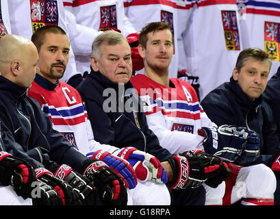 Moscou, Fédération de Russie. Le 11 mai, 2016. Les joueurs et entraîneurs tchèques (L-R) Jiri Kalous, Tomas Plekanec, Vladimir Vujtek, Roman Cervenka, Josef Jandac tchèque de l'équipe de hockey nationale posent pour la photo pendant le Championnat du Monde de Hockey sur glace à Moscou, Russie, le 11 mai 2016. © Roman Vondrous/CTK Photo/Alamy Live News Banque D'Images