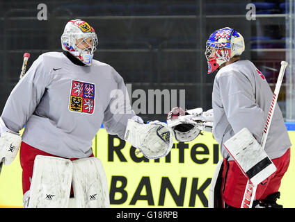 Moscou, Fédération de Russie. Le 11 mai, 2016. Le gardien tchèque de gauche : Dominik Furch et Pavel Francouz sont illustrés au cours de la session de formation de l'Équipe nationale de hockey tchèque pendant le Championnat du Monde de Hockey sur glace à Moscou, Russie, le 11 mai 2016. © Roman Vondrous/CTK Photo/Alamy Live News Banque D'Images