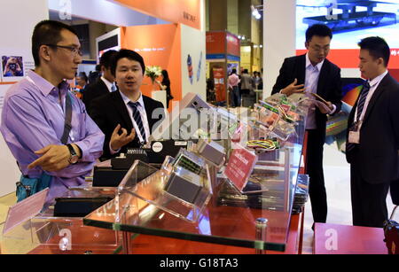 Beijing, Chine. Le 11 mai, 2016. Les exposants de présenter leurs produits aux visiteurs à l'automatisation industrielle en 2016 Beijing Beijing, capitale de la Chine, le 11 mai 2016. L'événement d'automatisation le coup d'ici mercredi avec la participation de plus de 200 entreprises dans le domaine de capteurs, des robots industriels et Internet des objets de la technologie. © Li Xin/Xinhua/Alamy Live News Banque D'Images